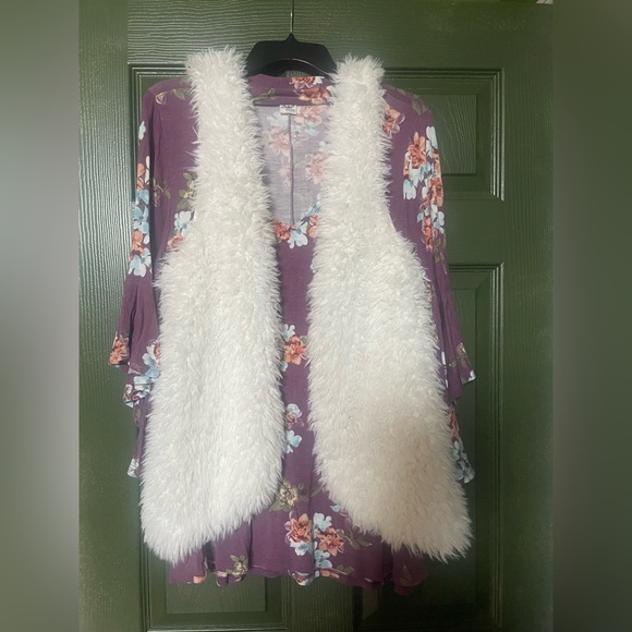 Super Soft Floral Top with White Sherpa Style Vest - Picture 1 of 4